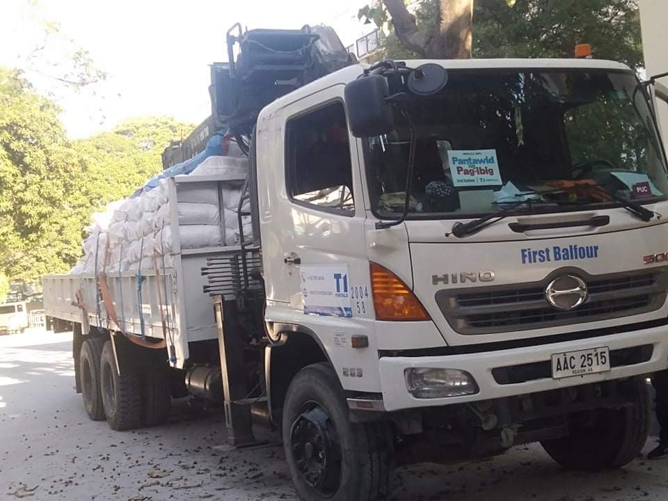 T1 Rentals, First Balfour’s Plant and Equipment Division, also deployed boom trucks as logistics support for the distribution of these relief goods to cities in Metro Manila.