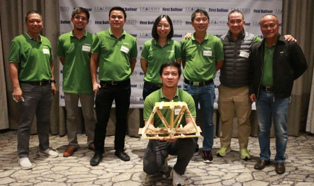  The bridge of the winning group was able to hold 24 cans of beer and 5 lbs of counter weight bar or a total of 10.7 kilograms of weight. In photo are (standing, L-R) Mel Dizon, David Vidad, Arman Novencido, Ces Pallarca, Tato Dalawampu, Macky de Lima, Manny Andales, and (seated) Jerwin Benosa.